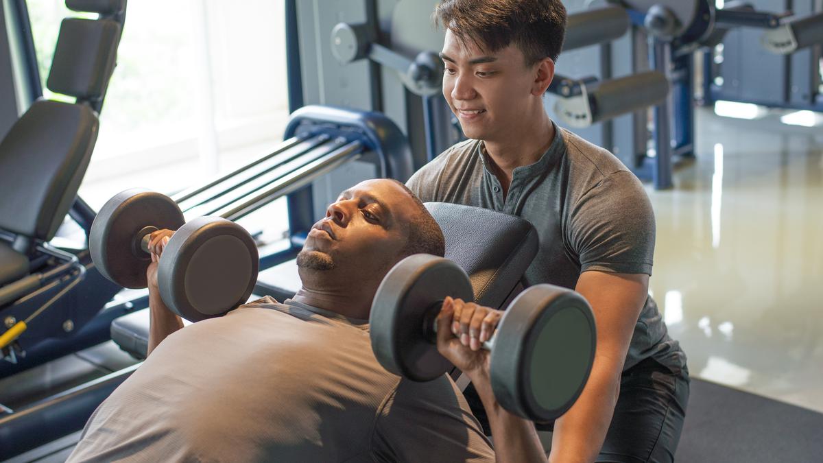 Perlu atau Tidak Pakai Personal Trainer? Ini Pertimbangan untuk Pemula Gym agar Tak Salah Langkah