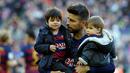 Gerard Pique bersama putranya, Milan dan Sasha, jelang melawan Real Sociedad dalam lanjutan La Liga Spanyol di Stadion Camp Nou, Barcelona, (28/11/2015). (AFP Photo/Lluis Gene)