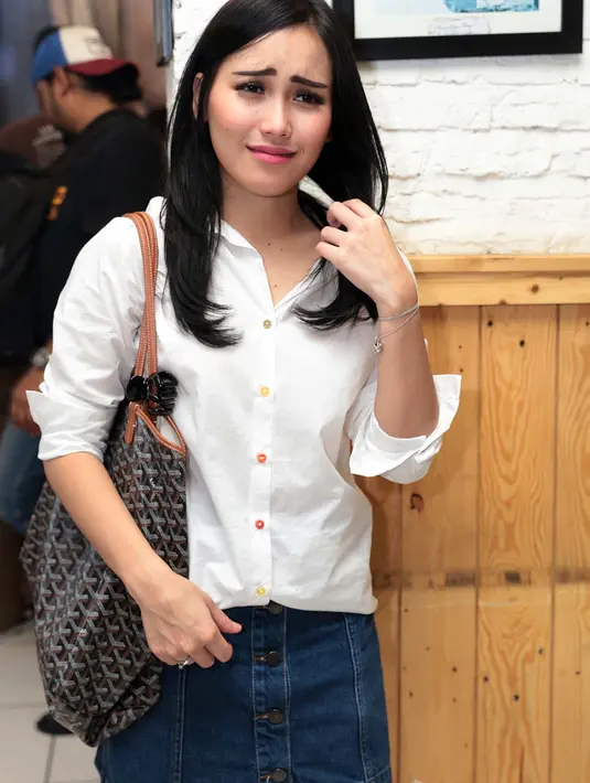 Seperti diketahui, Ayu Ting Ting dan Jupe sangat dekat. Lantaran keduanya membentuk grup bernama Cecepy bersama dengan Zaskia Gotik. (Deki Prayoga/Bintang.com)