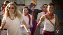 Peserta berdandan seperti badut mengejar pejalan kaki selama acara parodi tahunan "Running of the Clowns" di Pasadena, California pada 20 Oktober 2019. Lari dikejar kawanan badut ini merupakan parodi yang mengolok-olok lomba dikejar banteng di Spanyol. (Mark RALSTON / AFP)