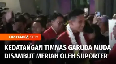 Ratusan suporter menyambut meriah Tim Nasional Garuda Muda yang baru saja tiba di Tanah Air, malam tadi. Para suporter turun ke jalan, meneriakkan yel-yel bagi timnas yang berhasil meraih kembali medali emas SEA Games setelah 32 tahun.