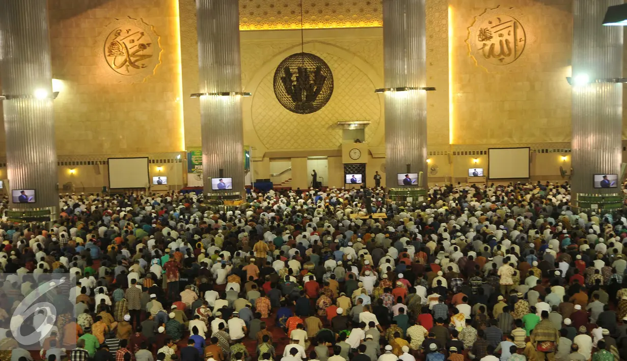 Ribuan umat muslim sebelum melaksanakan Salat Jumat di Masjid Istiqlal, Jakarta, Jumat (10/6). Umat muslim memadati masjid Istiqlal menunaikan salat Jumat pertama di bulan Ramadan 1437 H. (Liputan6.com/Gempur M Surya)