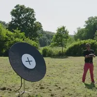 Ini jadinya ketika olahraga ekstrem bertemu dengan ilmu pengetahuan. Wireless Bungee Jumping, alias Bungee Jumping tanpa kabel.