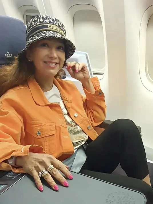 <p>Setelah menjalani pengobatan di Singapura, Kiki pun diperbolehkan pulang, ia pun sangat bersyukur. Dalam perjalannya pulang, ia mengenakan jaket orange di atas tshirt putihnya dipadukan celana hitam dan mengenakan bucket hat Dior.&nbsp;@qq_fatmala</p>