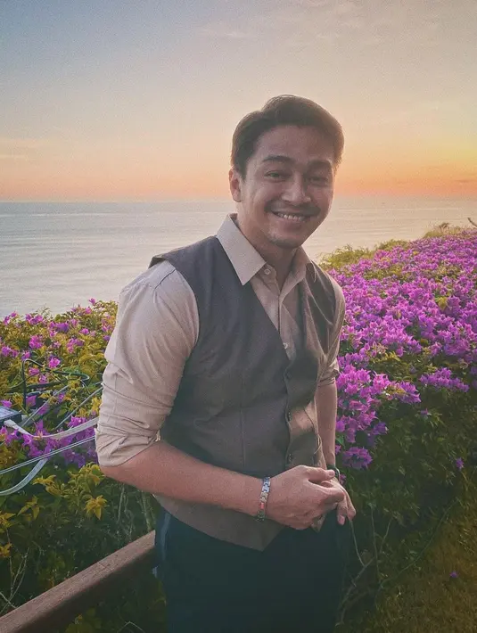 <p>Ini dia wajah Deva Mahenra yang kini kerap tampil dengan kumis dan jenggot yang mencuri perhatian. (FOTO: instagram.com/devamahenra/)</p>