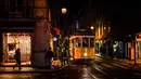 Sebuah trem melintas di jalan di Lisbon 17/12). Penduduk kota ini berjumlah 600.000 jiwa dan di daerah metropolitan sekitar 2,5 juta jiwa. Jumlah ini kira-kira 1/3 penduduk Portugal. (AFP Photo/Patricia De Melo Moreira)