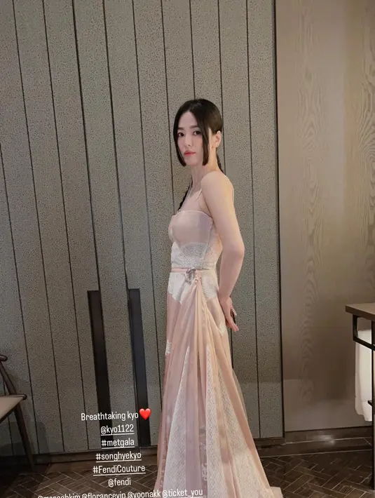 Song Hye Kyo dalam Met Gala 2023. (Instagram/ kyo1122 via @stroof).