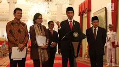 Presiden Joko Widodo atau Jokowi didampingi Wapres Jusuf Kalla, Menkeu Sri Mulyani, MenPANRB Asman Abnur, dan Seskab Pramono Anung saat memberi keterangan terkait THR di Istana Negara, Jakarta, Rabu (23/5). (Liputan6.com/Angga Yuniar)