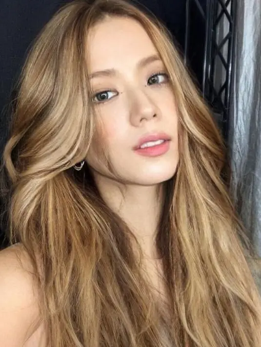 Bintang utama Snowdrop juga pernah tampil blonde dengan rambut panjang wavenya tanpa poni. Megaskan jika gaya rambut apapun cocok dengannya. (@sooyaaa__)