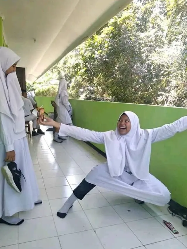 Siswa Ini Peragakan Bagaimana Cara Melamar yang Bikin Tepuk Jidat