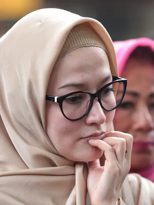 "Bahwa kalau penyelidikan belum sempurna, belum punya bukti yang kuat, baru awal permulaan itu belum bisa dikategorikan tersangka," ujar Razman Arief Nasution usai pemeriksaan di Polda Metro Jaya Selasa (10/10). (Adrian Putra/Bintang.com)