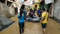 Korban banjir di kawasan Cililitan Jakarta Timur mengungsi ke tempat lebih aman. (Liputan6.com/Ady Anugrahadi)