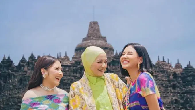 Prilly Latuconsina, Cut Mago dan Shenina Cinnamon tampak berfoto bersama. Sama dengan Prilly, mereka pun kompak mengenakan kain Nusantara dengan berbagai warna. (Liputan6.com/IG/@prillylatuconsina96)