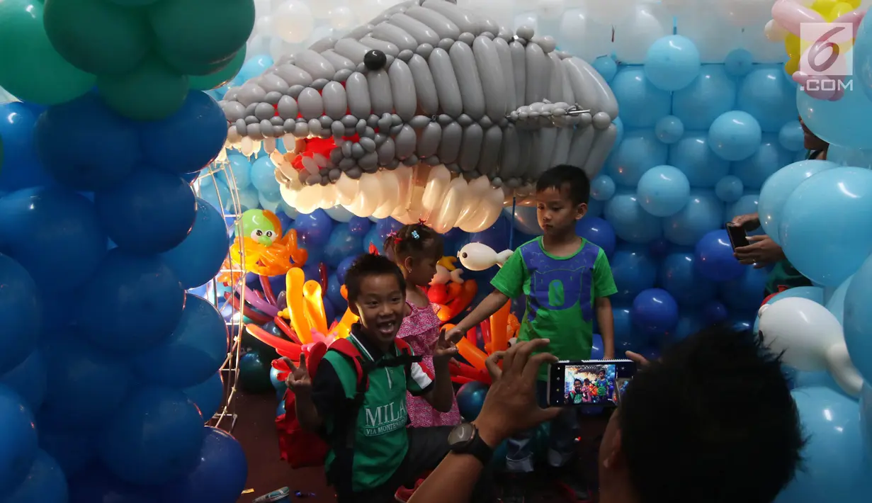 Anak-anak berfoto saat mengunjungi Indonesia Balloon Art Festival (IBAF) 2018 di Mal Ciputra Jakarta, Jumat (29/6). Festival balon yang keduakalinya diadakan Mal Ciputra ini bekerja sama dengan Adalima Balloons. (Liputan6.com/Arya Manggala)
