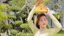 Dalam balutan kebaya tradisional, keanggunan Cynthia Corla Pricillia sukses mencuri para netizen hingga menuai berbagai pujian. Ketika berada di Bali, ia menjalani pemotretan dengan mengenakan kebaya adat Bali.(Liputan6.com/IG/@corla_2)