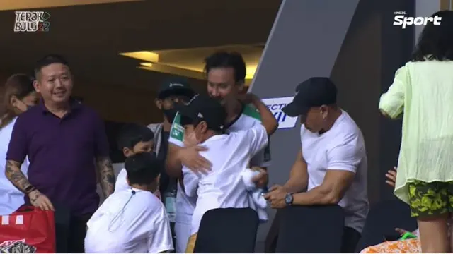 6 Momen Manis Vincent Rompies Menghampiri Keluarga Usai Menang Lawan Bung Jebret
