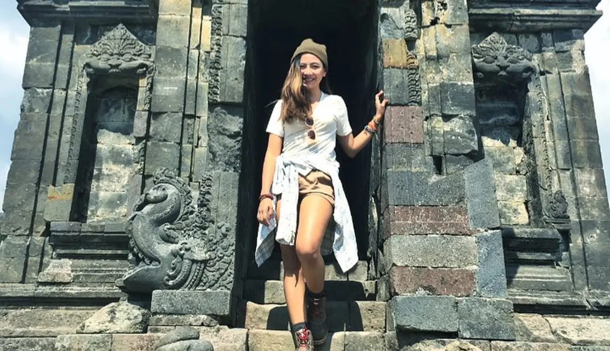Bahkan, gaya wanita kelahiran Pekanbaru saat menyambangi salah satu candi di Indonesia terlihat cukup santai. Ia pun terlihat menggunakan kaus berwarna putih memilih menggunakan topi simple dan kacamata hitam untuk melengkapi penampilannya. (Liputan6.com/IG/@thenadiavega)