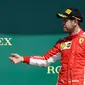 Pembalap Ferrari, Sebastian Vettel (kanan) mengulurkan tangannya ke arah pembalap Mercedes, Lewis Hamilton usai memenangkan F1 GP di Sirkuit Silverstone, Inggris, Minggu (8/7). Vettel berhasil mengungguli Lewis Hamilton. (AP Photo/Luca Bruno)