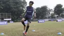 Seorang anak mengikuti coaching clinic bersama legenda Bayern Munchen, Martin Demichelis, di Lapangan PSPT Tebet, Jakarta, Minggu (23/6). Acara ini merupakan rangkaian Allianz Explorer Camp 2019. (Bola.com/Vitalis Yogi Trisna)