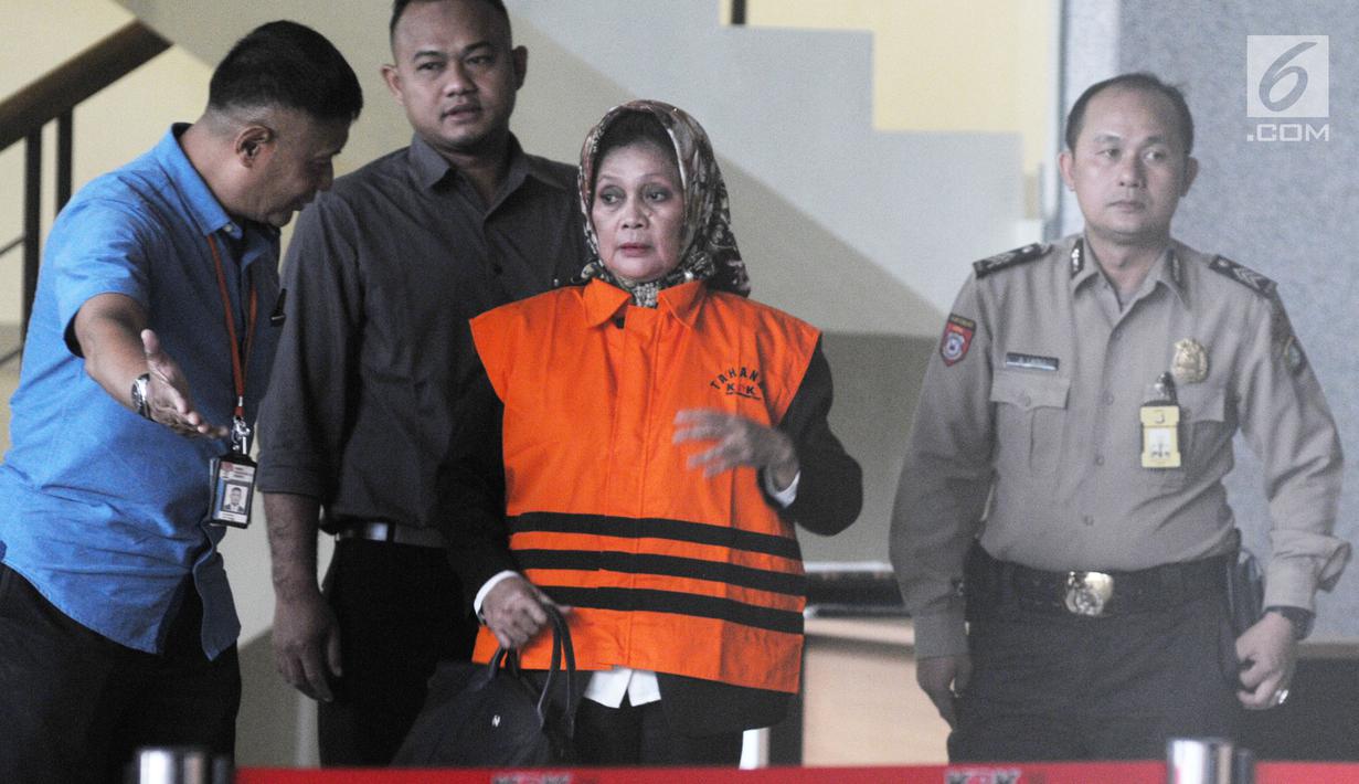 Anggota DPRD Sumatera Utara 2009-2014 dari Partai Golkar, Helmiati mengenakan rompi tahanan usai menjalani pemeriksaan di gedung KPK, Jakarta, Senin (9/7). Helmiati ditahan terkait dugaan suap APBD (Merdeka.com/Dwi Narwoko)