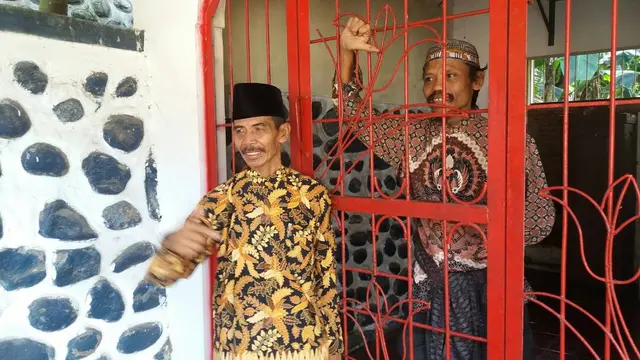Sumanto bersama pemilik RS Rehabilitasi Mental Bungkanel sekaligus gurunya, H Supono Mustajab. (Foto: Liputan6.com/Muhamad Ridlo)