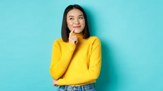 Seorang perempuan berbaju kuning tampak sedang berpikir (Foto Dok: Freepik/benzoix)