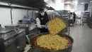 Koki mengenakan masker saat memasak makanan untuk para pasien COVID-19 dan orang-orang yang dikarantina di rumah di Ankara, Turki, 19 November 2020. Turki pada Kamis (19/11) melaporkan 4.542 pasien baru COVID-19. (Xinhua/Mustafa Kaya)