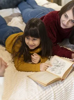 Dengan mengikuti beberapa aktivitas sederhana ini, kamu dapat membuat momen kebersamaan bersama anak, lho, Sahabat Fimela.  [Dok/freepik.com]