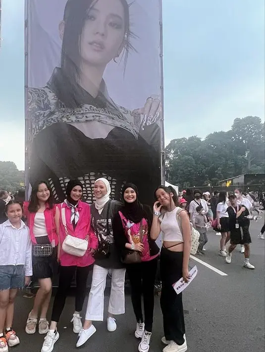 Sampai di GBK, sudah ditunggu Erika Putri dan Ryana Dea dan beberapa orang lain. Membagikan potret dengan poster besar Jisoo Blackpink. [Instagram/citraciki]