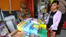 Seorang anak sedang melihat-lihat perlengkapan sekolah, Jakarta, Minggu (26/7/2015). Jelang tahun ajaran baru 2015/2016, penjualan buku tulis dan perlengkapan sekolah diperkirakan terus meningkat hingga Agustus mendatang. (Liputan6.com/Yoppy Renato)