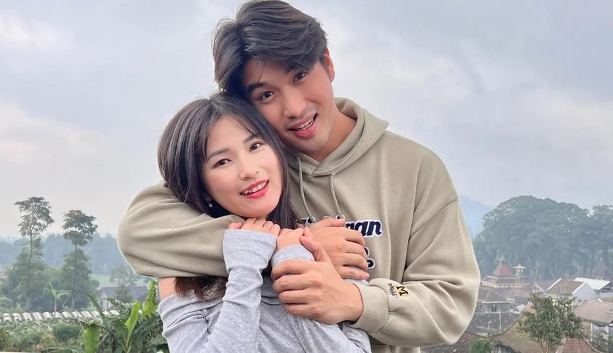 "Seneng sedih bareng bahkan berantem berantem juga, tapi makasih ya sayang, kamu selalu mau nemenin aku bahkan ketika aku di titik paling rendahku. Temenin aku terus sampe tua ya sayang," tulis Victor di caption unggahan yang ditujukan untuk kekasihnya. (Liputan6.com/IG/@victoragustino_)