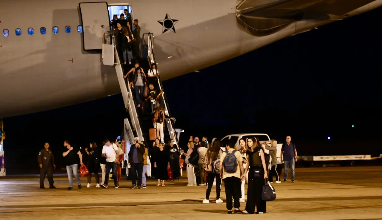 Ribuan warga asing terjebak di Israel dan di seluruh wilayah Palestina, di mana perang besar-besaran telah meletus sejak Hamas melancarkan serangan mendadak pada hari Sabtu pekan lalu. (EVARISTO SA / AFP)