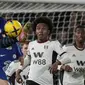 Penyerang Fulham, Willian terlihat saat gelandang Chelsea Mateo Kovacic menembak bola pada laga tunda pekan ke-7 Premier League 2022/2023 di Craven Cottage, Jumat (13/1/2023) WIB.  Chelsea kembali meraih hasil buruk di ajang Liga Inggris. (AP Photo/Alastair Grant)