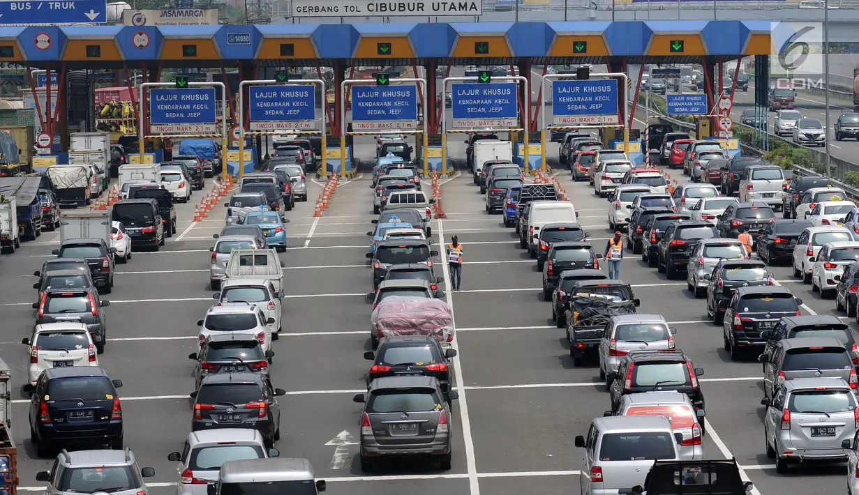 Sejumlah kendaraan antre di pintu tol Cibubur Utama, Jakarta, Rabu (6/9). PT Jasa Marga akan melakukan perubahan sistem transaksi jalan tol Jagorawi, perubahan ini akan diberlakukan pada 8 Sptember 2017 pukul 00.00 WIB. (Liputan6.com/Helmi Fithriansyah)