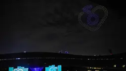 Konfigurasi cahaya lampu yang ditembakkan di langit malam yang gulita begitu memanjakan mata puluhan ribu penonton seisi stadium. (Foto: Instagram/ dlwlrma)