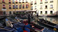Para pendayung gondola atau gondolier menunggu penumpang di salah satu dermaga yang berada di depan sebuah hotel mewah di Venesia (Marco Tampubolon / Liputan6.com)