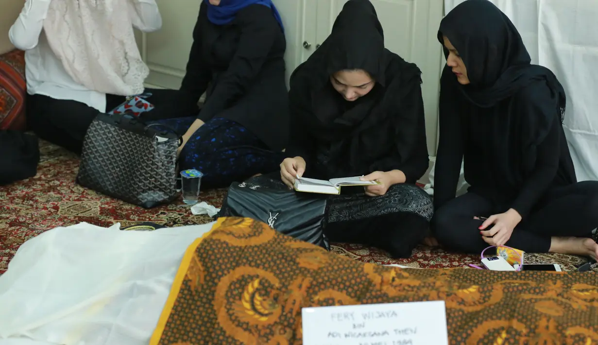 "Aku kan pagi kuliah dan jam 11 dikabarin (Jupe meninggal), Pas ke sini taunya Jupe udah di kamar jenazah," ungkap Ashanty di RSCM, Sabtu (10/6/2017). (Adrian Putra/Bintang.com)