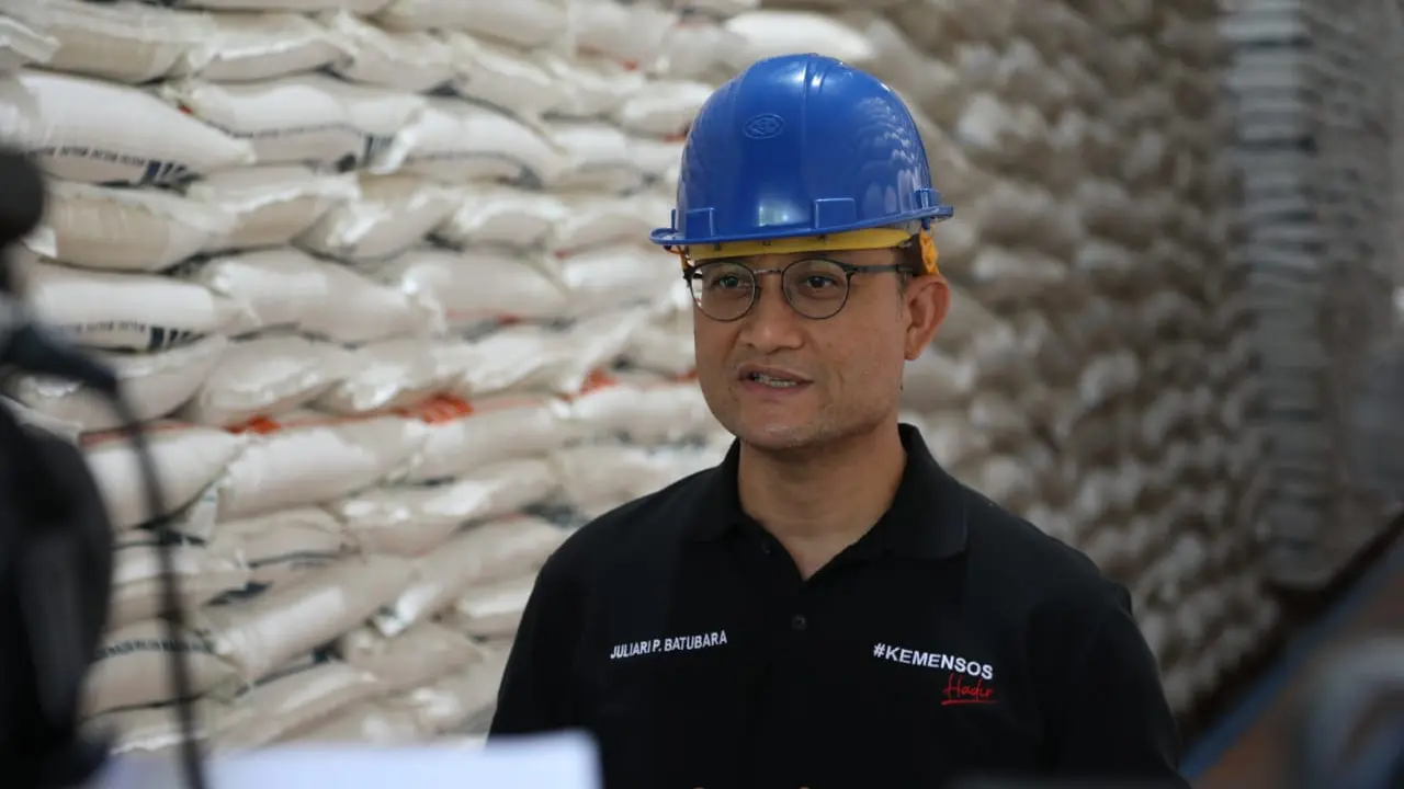 Serius Tangani Bansos Beras, Mensos Cek Kesiapan Stok Beras di Gudang Bulog Cimindi