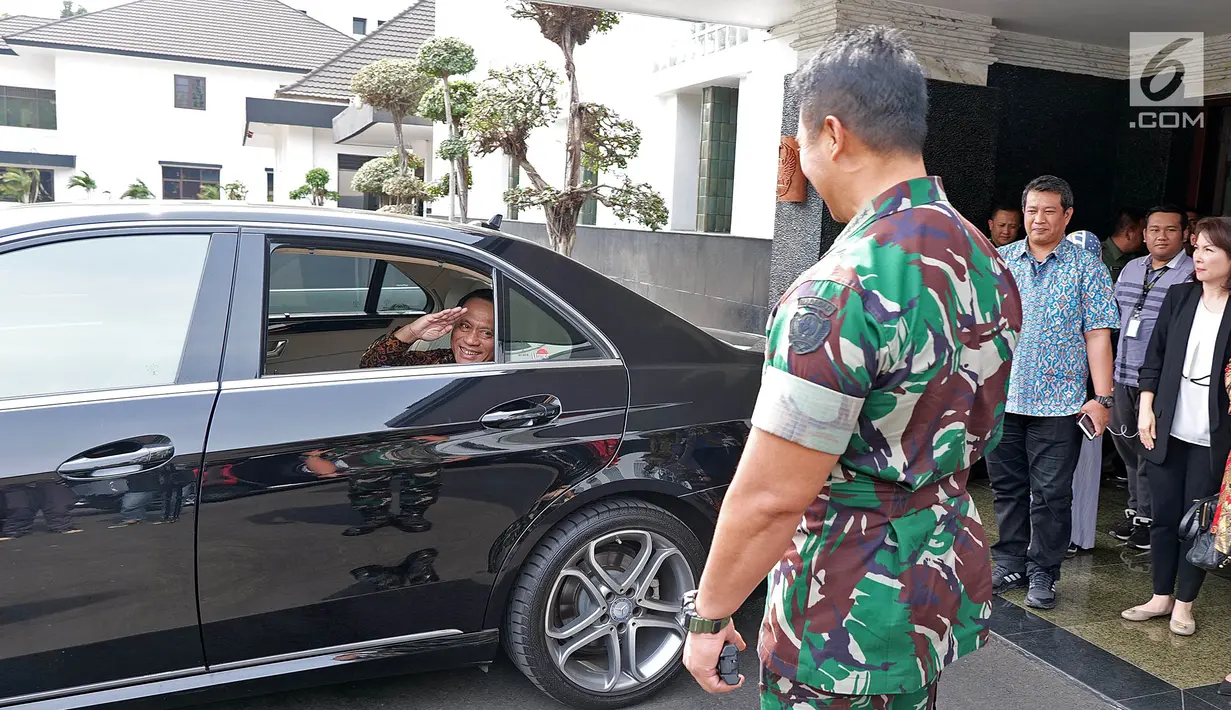 Dirut Indosiar Imam Sudjarwo usai silaturahmi dengan Kepala Staf TNI Angkatan Darat (KASAD) Andika Perkasa di Mabes AD, Jakarta, Kamis (26/9/2019). Silaturahmi untuk memelihara dan kembali membangun kerjasama antara Emtek dan Mabes AD. (Liputan6.com/Herman Zakharia)