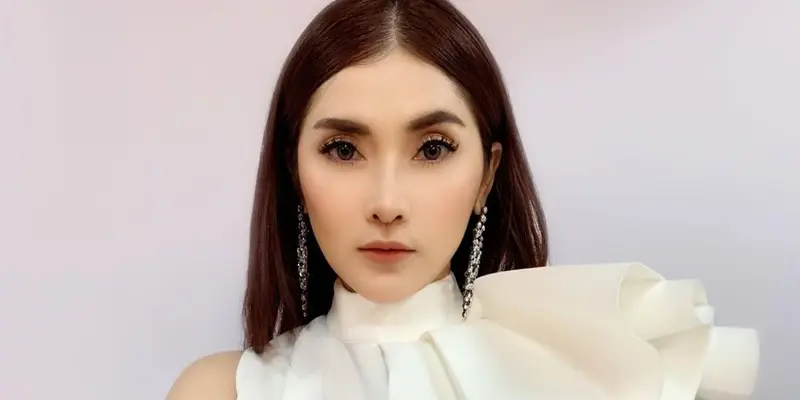 Gaya Eva Anindita dengan Busana Putih, Tampil Stylish