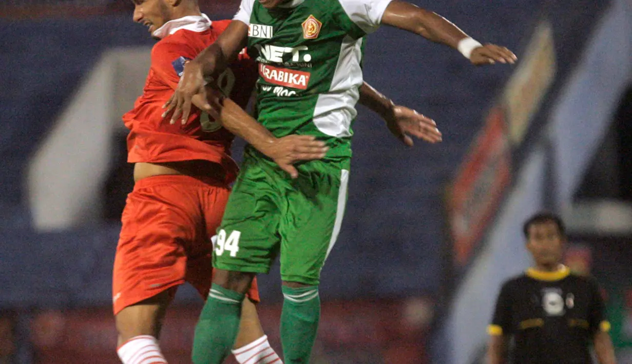 Gelandang PS TNI, Erwin Manahati Lestusen berduel udara dengan Penyerang Persija, Rafael Maitimo pada pertandingan 8 besar piala Jendral Sudirman di Stadion manahan Solo (15/12). Persija menang atas PS TNI dengan skor 1-0. (Liputan6.com/Boy Harjanto)