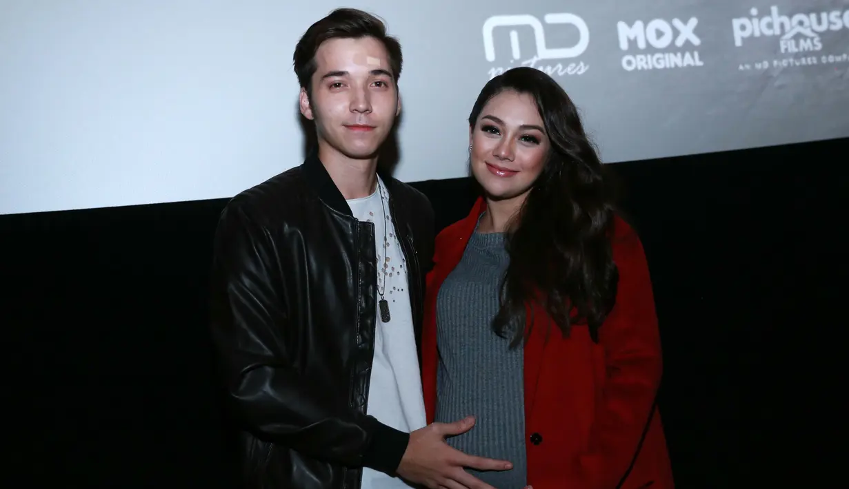 "Dua kakaknya seneng sih, mereka nunggu, lebih nggak sabar daripada aku. Mereka sering nanya kapan nih adik lahir? Siapa namanya? Nanti kita pakai baju apa? Pokoknya banyak pertanyaan," jelas Celine Evangelista. (Nurwahyunan/Bintang.com)