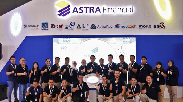 Para panitia Astra Financial mengucapkan terima kasih kepada seluruh pengunjung khususnya customer menjelang penutupan GIIAS 2022 Medan. (Dok. Astra Financial)