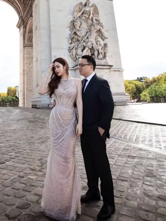 Diketahui, Gwen merupakan anak dari pengusaha Nancy Warren Couture, rumah desain fashion asal Surabaya. Maka tak heran gaun yang ia kenakan begitu mewah dan indah, salah satunya gaun halterneck model korset dihiasi bling-bling. [@nancywarrencouture]