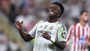 Momen tersebut terjadi saat menit ke-81 ketika Vinicius Jr ditarik keluar digantikan Arda Guler. Sang pemain kemudian berjalan meninggalkan lapangan dengan ejekan yang terdengar nyaring dari tribun stadion. (AFP/Fadel Senna)