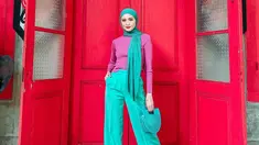 Tampil dengan busana berwarna serba tosca, Donita memilih untuk memadukannya dengan sebuah turtle neck berwarna ungu. Gaya hijab yang sederhana serta tas yang unik ini tak lepas dari perhatian netizen. (Liputan6.com/IG/@donitabhubiy)