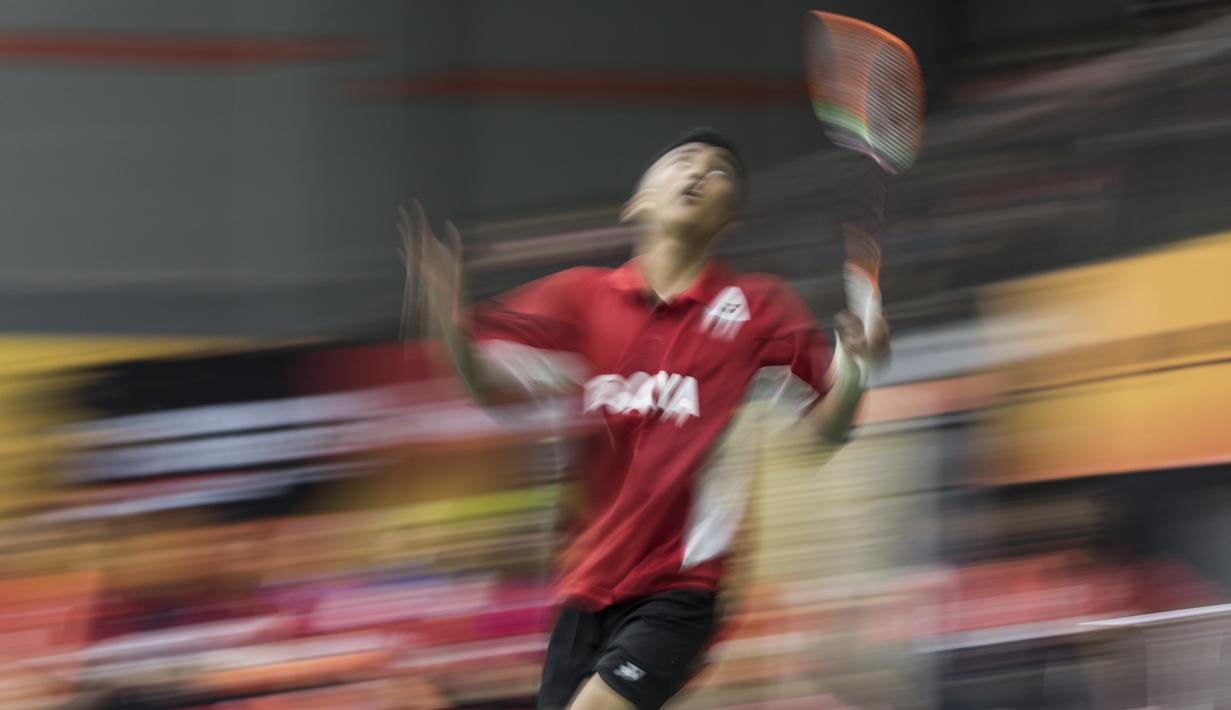 Tunggal putra Jaya Raya, Sultan Mayang, berusaha mengembalikan kok saat melawan tunggal Exist, Akbar Firdaus, pada final tim beregu Pembangunan Jaya Cup 2019 di GOR Jaya Raya, Banten, Sabtu (21/12). Exist menang 3-1 atas Jaya Raya. (Bola.com/Vitalis Yogi Trisna)