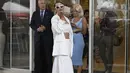 <p>Victoria Bonya melengkapi penampilannya dengan memakai sepatu kets berwarna putih. (AFP/Patricia De Melo Moreira)</p>