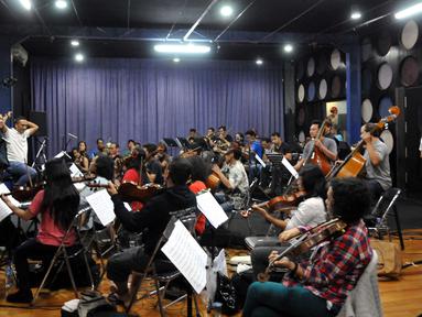 Komposer Erwin Gutawa saat melakukan latihan bersama artis – artis pendukung di studio Erwin Gutawa, Jakarta.  Jumat (21/08/2015). Mereka akan memeriahkan HUT SCTV ke-25 pada 24 Agustus 2015 mendatang. (Liputan6.com/Panji Diksana)