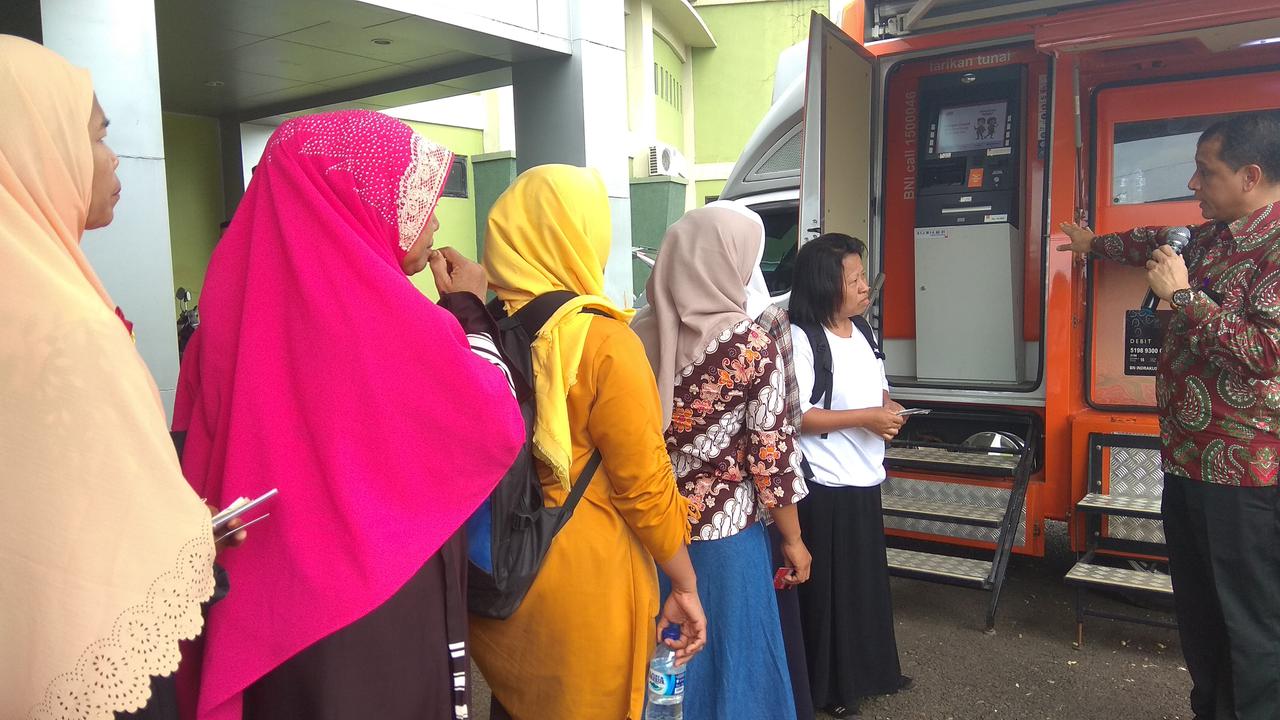Emak-Emak di Bogor bingung cairkan dana PKH via ATM. (Liputan6.com/Achmad Sudarno)